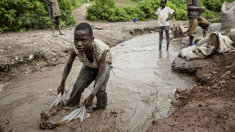 Kinder beim Kobaltabbau im Kongo 