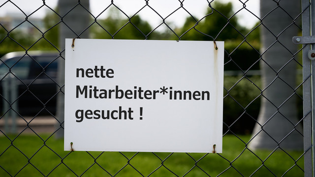 Schild an einem Zaun mit dem Text, nette Mitarbeiter und Mitarbeiterinnen gesucht
