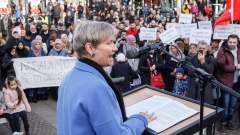 Kirsten Fehrs sprach in Hamburg für die Christchurch-Opfer.