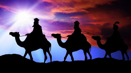 Heilige drei Könige auf Kamelen im Sonnenuntergang