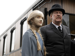 Eva Arctander (Mathilde Thomine Storm) und ihr Vater Gustav Arctander (Rolf Lassgard) steigen in einen Zug nach Kopenhagen. 