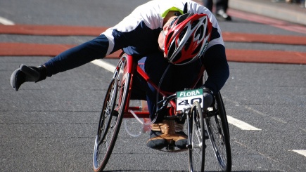 Sportler mit Behinderung im Rollstuhl in Aktion