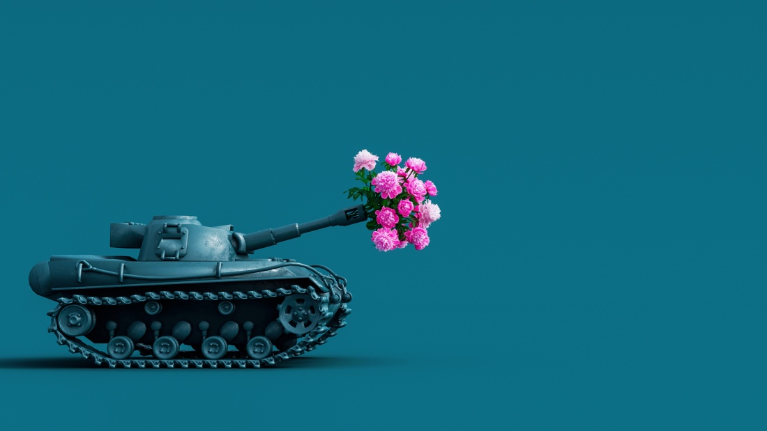 Panzer mit Blume an der Kanone.