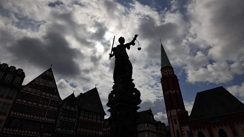 Die Figur der Justitia auf dem Gerechtigkeitsbrunnen auf dem Römerberg in Frankfurt am Main.