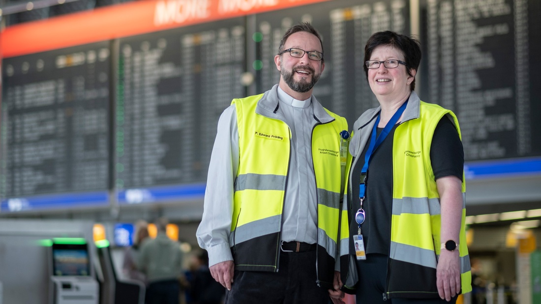 Pater Edward Fröhling und die evangelische Pfarrerin Bettina Klünemann am Frankfurter Flughafen