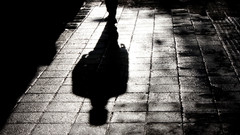 Schatten einer Person auf einem Bürgersteig