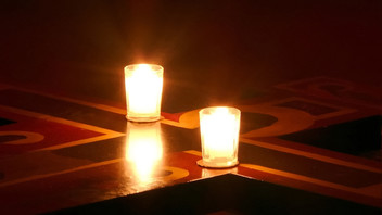 Zwei Kerzen auf Kreuz