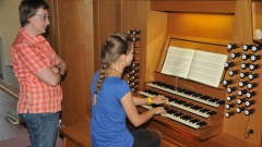 Junge Frau übt an Orgel