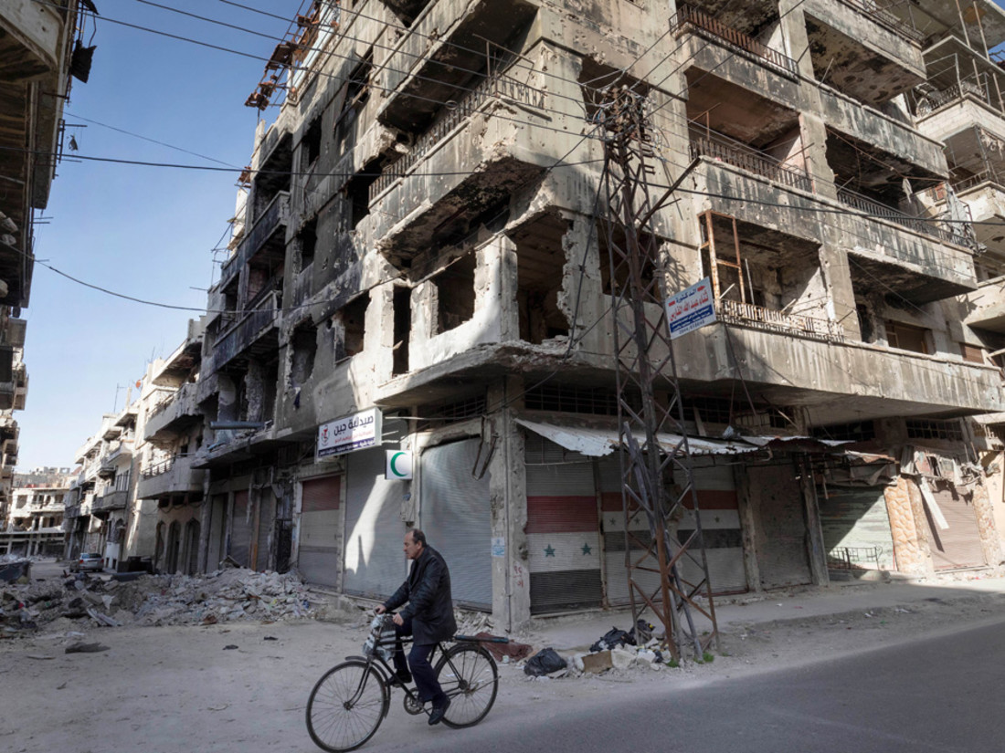 Straßenszene des durch Kampfhandlungen zwischen Rebellengruppen und Regierungstruppen zerstörtem Stadtteil im syrischen Homs