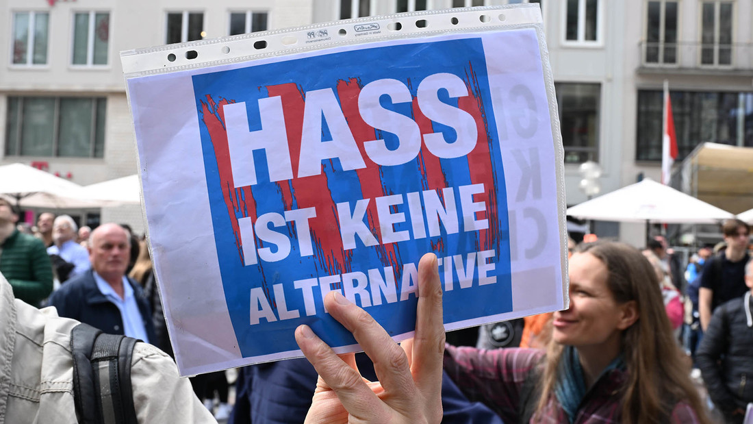 Schild mit der Aufschrift "Hass ist keine Alternative" bei einer Demonstration 