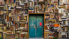 Verschlossene Tür in Bücherwand
