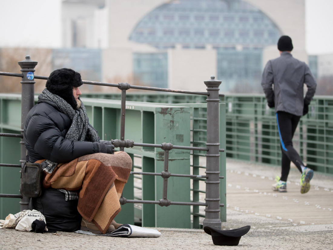 Udo, ein Obdachloser, sitzt am 09.02.2017 in Berlin an der Spree im Regierungsviertel und bittet um Unterstützung. Seinen Schlafplatz hat Udo in einem Zelt, auch an der Spree, rund 200 Meter vom Reichstag entfernt aufgestellt.