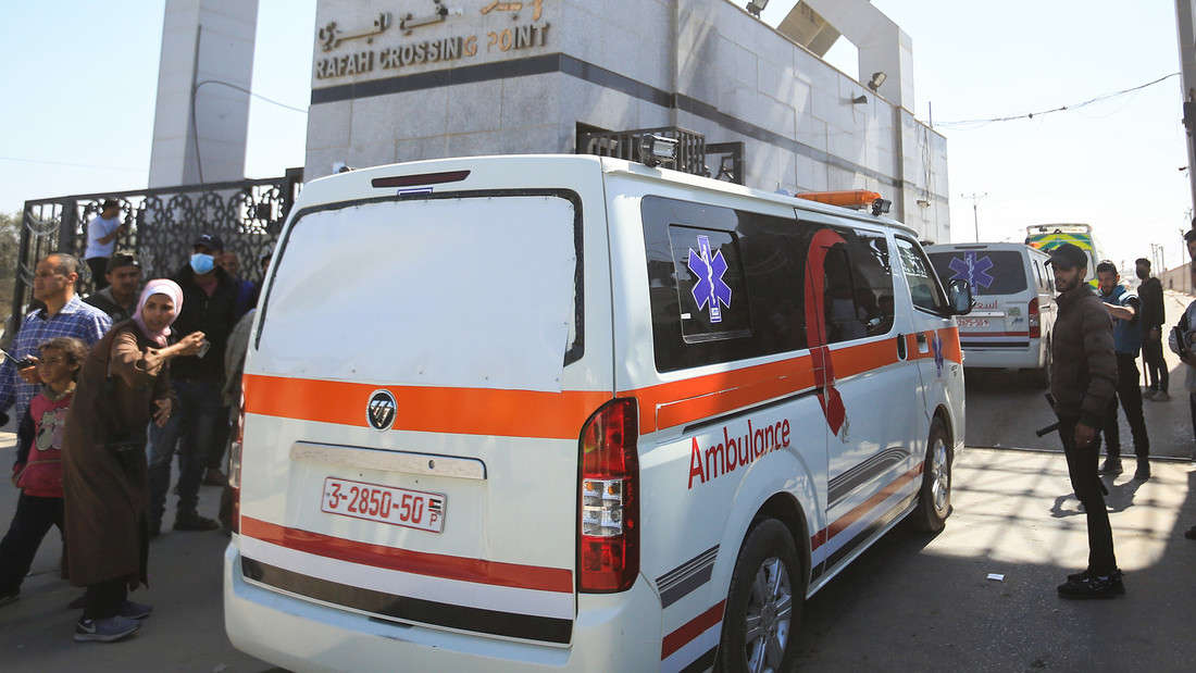 Ambulanz fährt über einen Grenzübergang zwischen
Palästinensischen Gebiet und Ägypten
