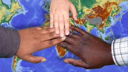 Hände von Menschen mit verschiedener Hautfarbe