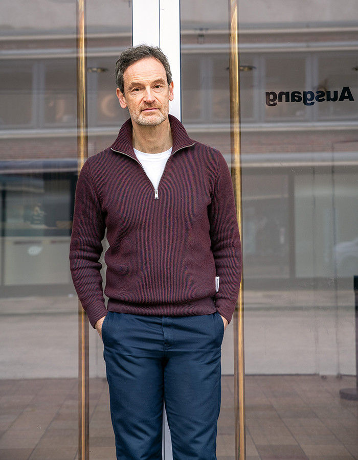 Mann vor Schaufenster: Schauspieler Jörg Hartmann möchte ein guter Vater sein