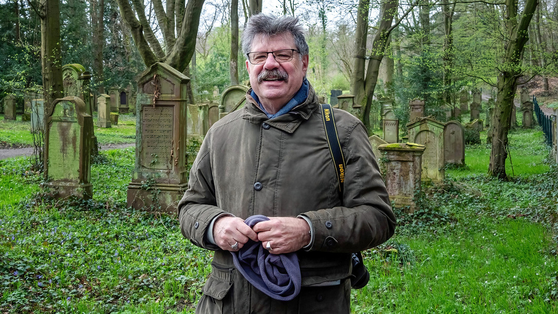 Heidelberger Kirchenhistoriker Johannes Ehmann auf dem juedischen Friedhof im Obergrombacher Wald auf dem Eichelberg 