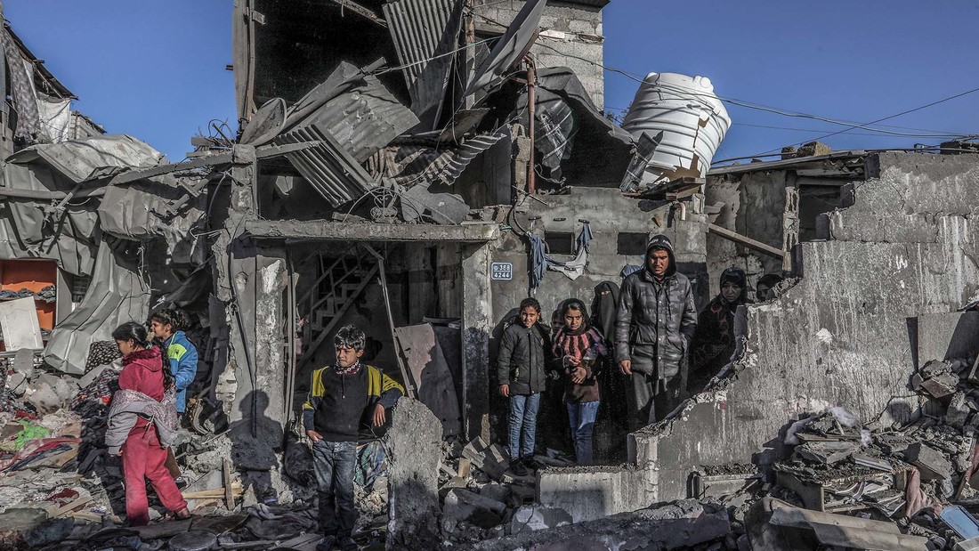 Palästinenser inspizieren die Schäden in einem zerstörten Haus