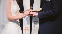 Paar lässt sich von Pfarrer trauen