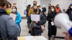 Privatpersonen bieten mit Schildern am Berliner Hauptbahnhof Unterkünfte für Geflüchtete aus der Ukraine an