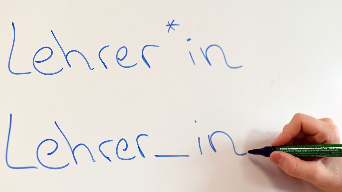 An einem Whiteboard steht das Wort Lehrer in verschiedenen Gender-Schreibweisen