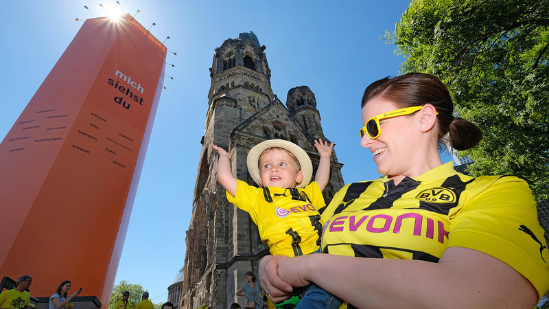 Mutter und Kind in BVB-Trikots vor Gedächtniskirche in Berlin vor Pokalfinale Borussia Dortmund gegen Eintracht Frankfurt