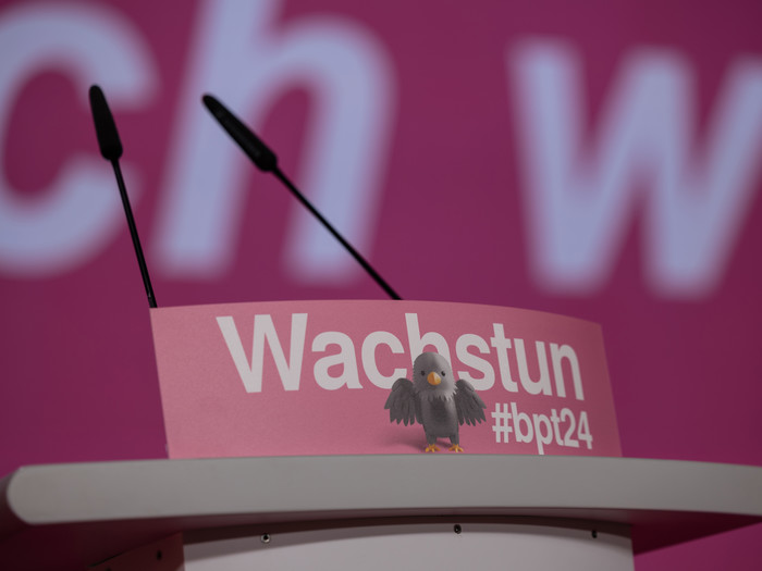 "Wachstun #bdp24" steht auf einem Aufsteller mit Adlerküken am Rednerpult auf dem Bundesparteitag der FDP