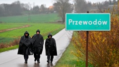 Die polnische Polizei hat das Gebiet um Przewodów abgesperrt und führt Untersuchungen durch.