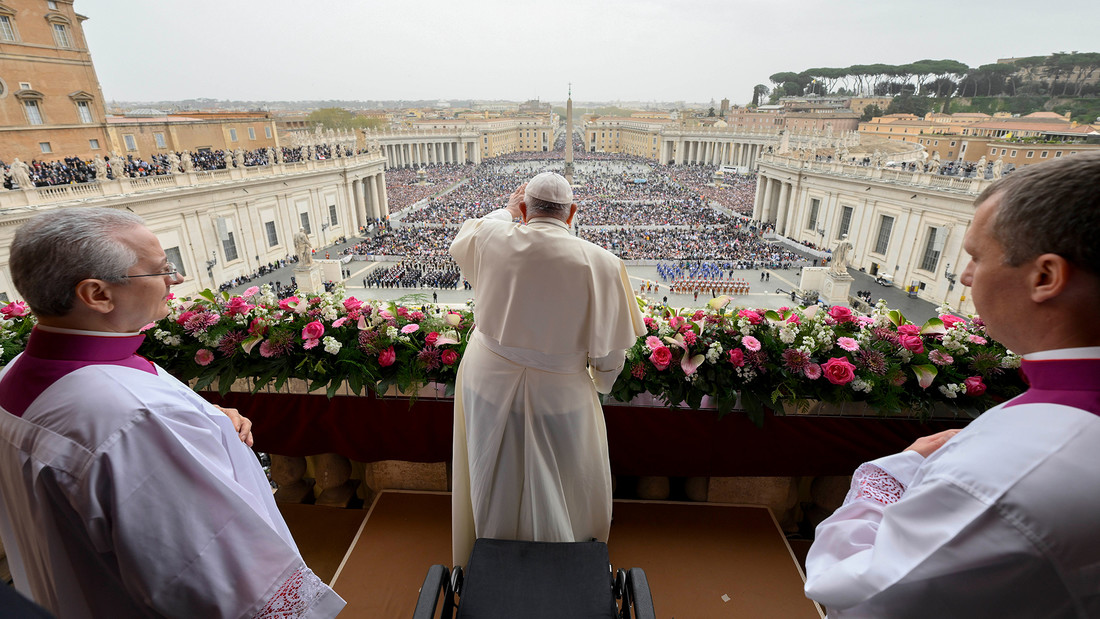 Papst von hinten bei Segnen
