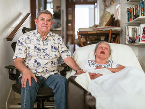 Jorge (75) pflegt seine Frau Amalia (70) seit sie an Demenz erkrankt ist