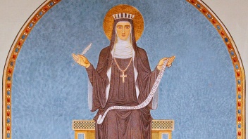 Heilige Hildegard von Bingen mit einem Federkiel in der rechten Hand 