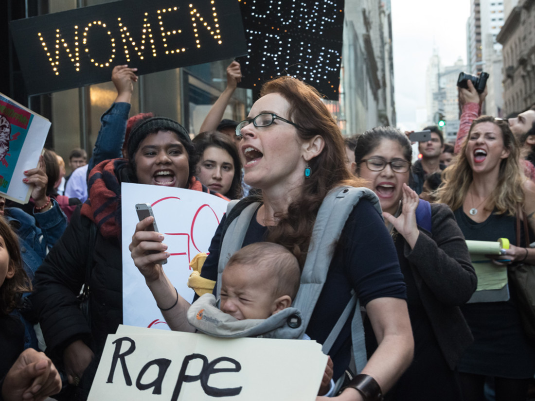 Frauen demonstrieren vor dem Trump Tower in Midtown Manhattan