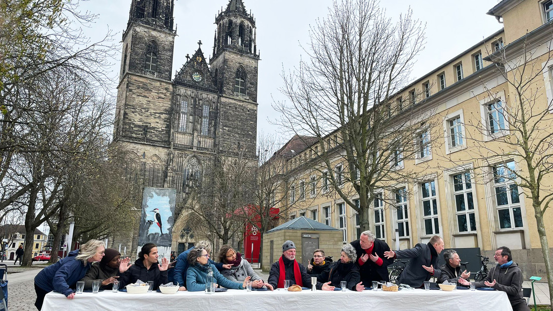 Abendmahlszene vor dem Magdeburger Dom