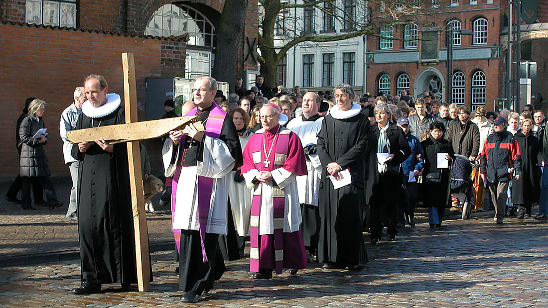Damaliger Probst Ralf Meister (li) und sein katholischer Amtsbruder Franz Mecklenfeld tragen am Karfreitag im Jahr 2007 das Kreuz.