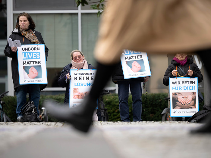 Abtreibungsgegner vor Pro Familia in Frankfurt