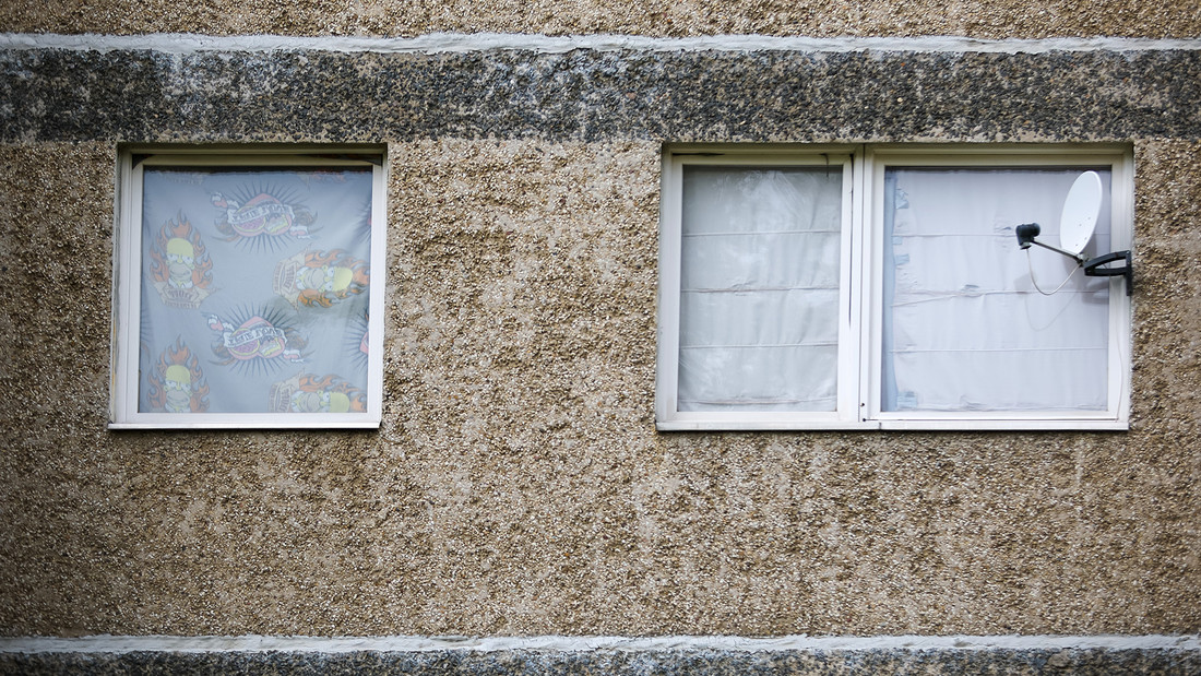 Grob verputztes Haus mit Kinderfenster
