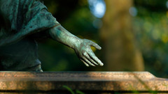 Hand einer Christusstatue auf einen Friedhof