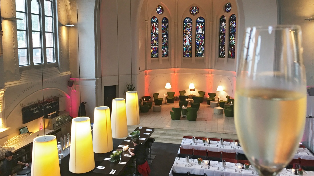 Das Restaurant "Glückundseligkeit" in Bielefeld in einer Kirche 