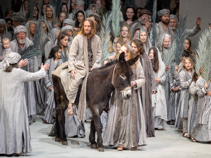 Jesus Frederik Mayet zieht auf Esel in Jerusalem ein. Oberammergauer Passionsspiele 2022