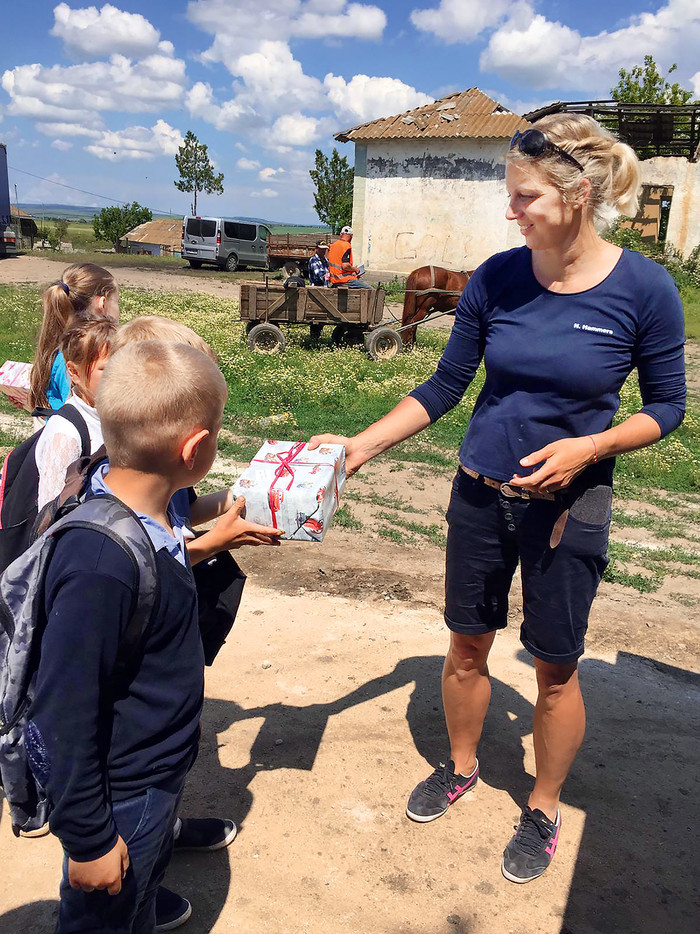 Nina Hammers verteilt Wichtelpäckchen an die Kinder