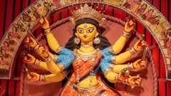 Eine bunt bemalte Statue der Hindu-Göttin Durga mit ihren vielen Armen.