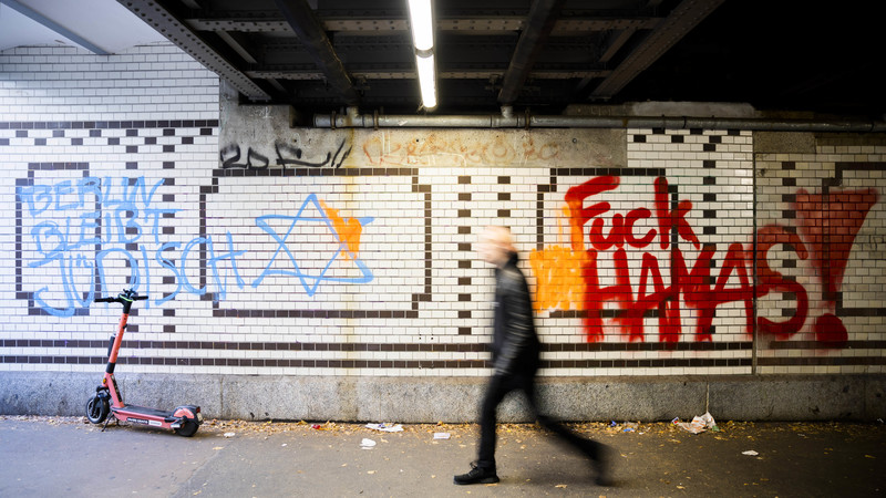Parolen "Berlin bleibt jüdisch" und "Fuck Hamas" sind in der Unterführung des S-Bahnhofs Berlin-Friedenau zu sehen