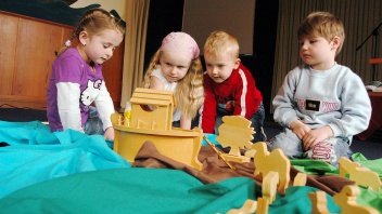 Kinder im Evangelischen Kindergarten BrÂ¸ckenweg in Castrop-Rauxel betrachten die Arche Noah.