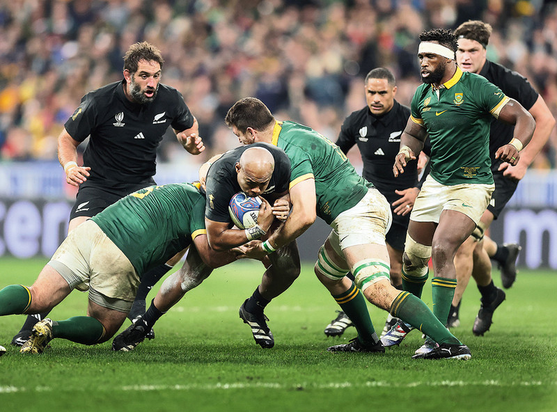 Rugby ist hart, aber fair: das 
südafrikanische Doppeltackle im WM-Finale gegen Neuseelands Mark Telea