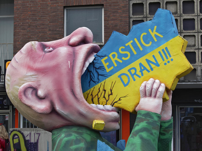Eine Pappmaché-Figur, als satirischer Mottowagen von Jacques Tilly, zeigt Wladimir Putin, mit aufgerissenem Mund, der die Ukraine verschlingt.  Der Wagen war beim diesjährigen Rosenmontagszug in Düsseldorf zu sehen