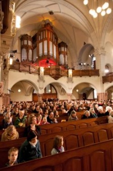 Blick über die Gemeinde zur Orgel
