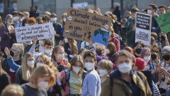 Menschen der Bewegung "Fridays for Future" streiken für das Klima in Berlin
