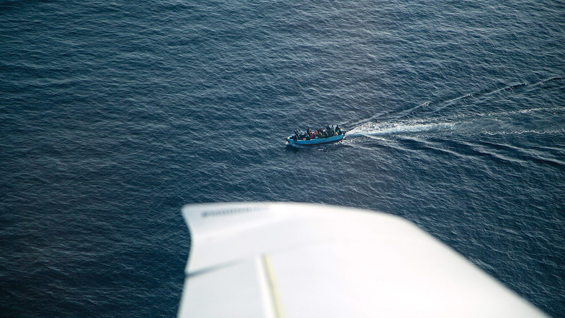 Manos Radisoglou und sein Co-Pilot entdecken ein Flüchtlingsboot 