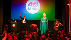 Bühne mit Darstellern zu Eröffnung der Gala 40 Jahre Aidshilfe 