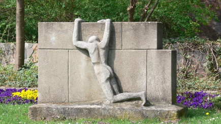 Skulptur "Leid an der Mauer" (1965) von Dieter Popielaty vor der Berliner Matthäus-Kirche