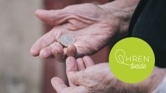 alte Frau hält Münze in ihren Händen